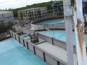 Passerelle portée 25,00m sur réservoir en activité